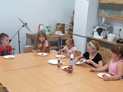 Dzieci przygotowują i degustują gofry w Świetlicy Kultury w Malechowie.