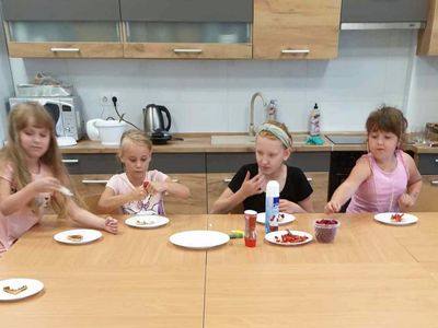 Dzieci degustują przygotowane własnoręcznie gofry. 