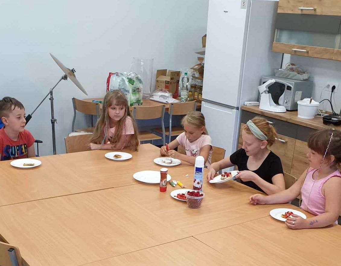Dzieci przygotowują i degustują gofry w Świetlicy Kultury w Malechowie.