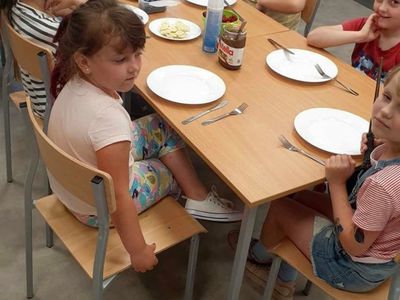 Malechowscy wychowankowie oczekują na naleśniki. 