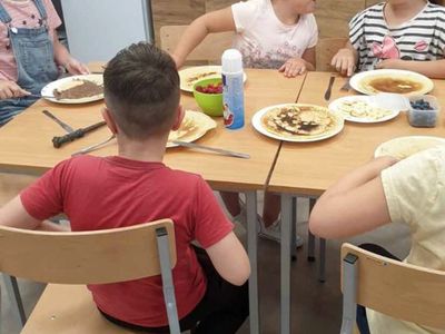 Malechowscy wychowankowie ozdabiają naleśniki. 