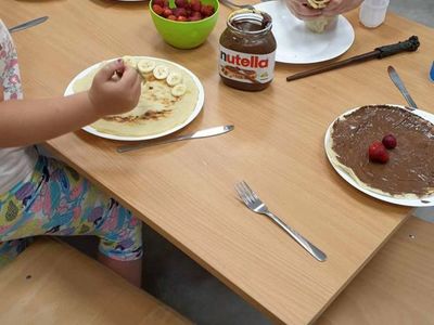 Malechowscy wychowankowie ozdabiają naleśniki według uznania. 