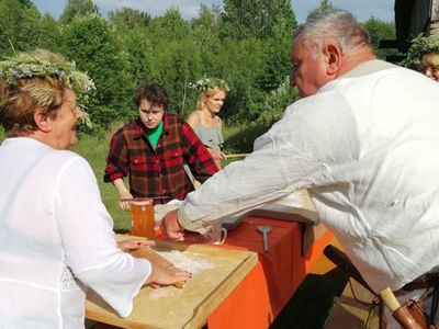 Uczestnicy pleneru, którzy przygotowują podpłomyki. 