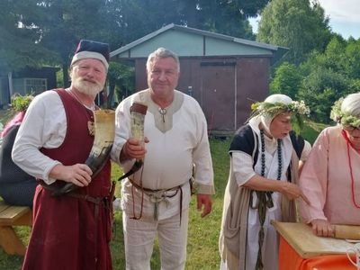 Przebrani w stroje z zamierzchłych czasów uczestnicy pleneru. 