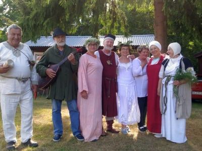 Przebrani w stroje z zamierzchłych czasów uczestnicy pleneru. 