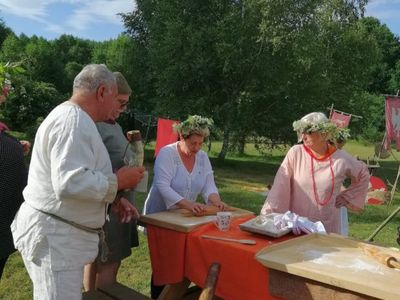 Uczestnicy pleneru, którzy przygotowują podpłomyki. 
