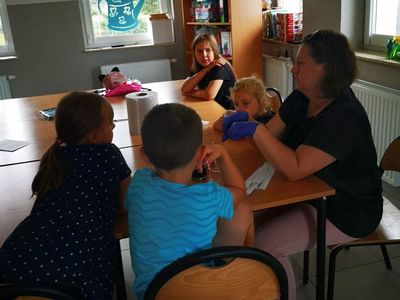 Wychowawca z Placówki Wsparcia Dziennego w Kusicach omawia doświadczenie.