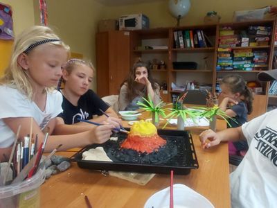 Dzieci z Placówki Wsparcia Dziennego w Podgórkach wykonują pracę "Lampa lawa".