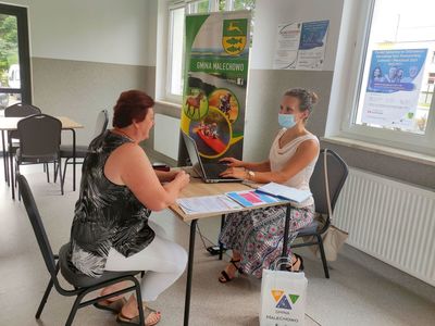 Pracownik UG Malechowo dokonuje spisu z mieszkanką Ostrowca w Domu Wiejskim w Ostrowcu.