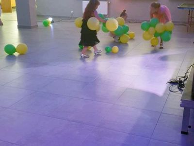 Trzy dziewczynki z balonami w Świetlicy Kultury w Malechowie.  