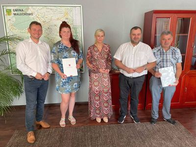 Wicemarszałek Województwa Zachodniopomorskiego - Tomasz Sobieraj, sołtys Żegocina - Patrycja Bagniuk, skarbnik Sylwia Piechota, wójt Radosław Nowakowski, sołtys Grabowa - Adam Chruszcz.