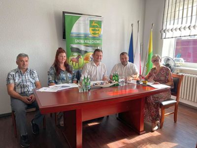 Podpisanie umowy na granty sołeckie w gabinecie wójta. Przy stole: Wicemarszałek Województwa Zachodniopomorskiego - Tomasz Sobieraj, sołtys Żegocina - Patrycja Bagniuk, skarbnik Sylwia Piechota, wójt Radosław Nowakowski, sołtys Grabowa - Adam Chruszcz.