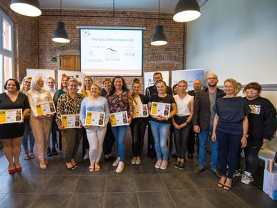 Zdobywcy grantów Działaj Lokalnie 2021 wraz z organizatorami spotkania. 