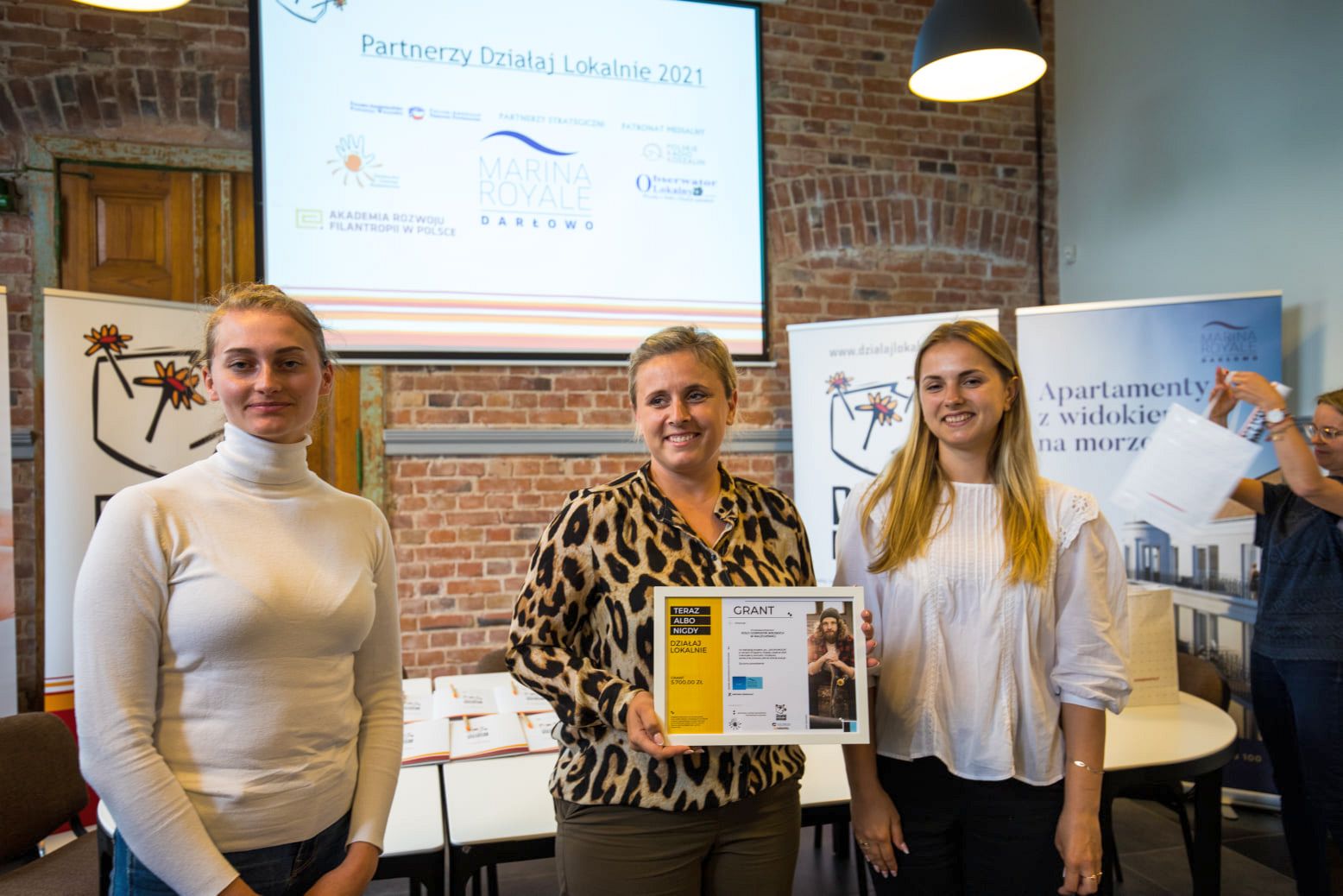 Przedstawicielki KGW Malechówko z otrzymanym dyplomem gratulacyjnym.
