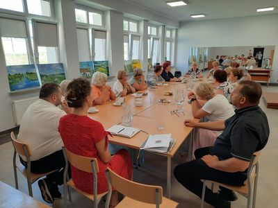Uczestnicy spotkania, liderzy Klubów Seniora i pracownicy Urzędu Gminy Malechowo w Świetlicy Kultury w Malechowie.
