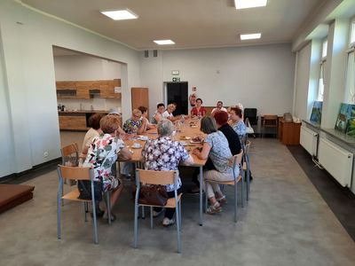 Uczestnicy spotkania, liderzy Klubów Seniora i pracownicy Urzędu Gminy Malechowo w Świetlicy Kultury w Malechowie. 