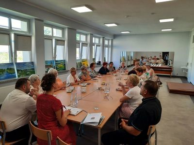 Uczestnicy spotkania, liderzy Klubów Seniora i pracownicy Urzędu Gminy Malechowo w Świetlicy Kultury w Malechowie. 