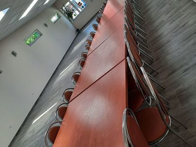 Sala główna świetlicy wiejskiej w Niemicy po remoncie, stół i krzesła. 