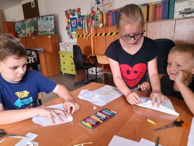 Dzieci z Placówki Wsparcia Dziennego w Sulechowie wykonują latawce z papieru.