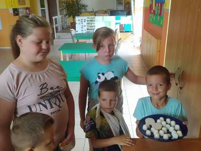 Dzieci z Placówki Wsparcia Dziennego w Laskach robią owocowe żelki.