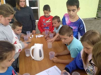 Dzieci z Placówki Wsparcia Dziennego w Laskach wykonują obrazki farbowaną solą.
