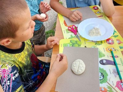 Dzieci z PWD z Lasek robią zwierzątka z masy solnej.