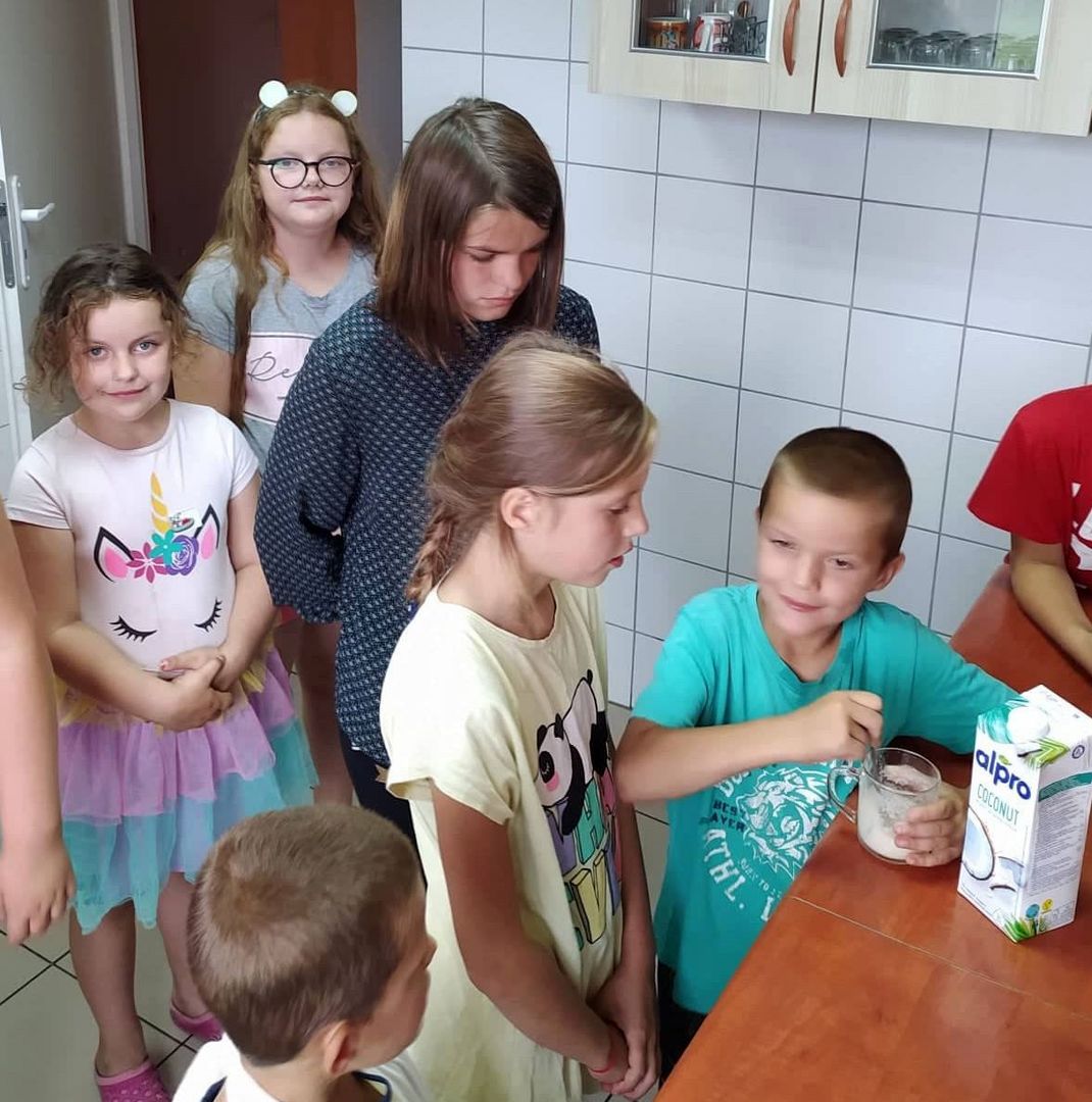 Dzieci z Placówki Wsparcia Dziennego w Laskach przygotowują eksperyment "Wybuchające wulkany".