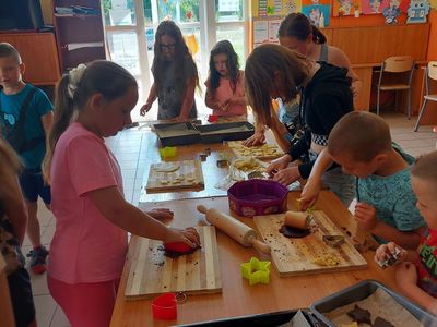Wychowankowie z Placówki Wsparcia Dziennego w Laskach w trakcie samodzielnego robienia ciasteczek.