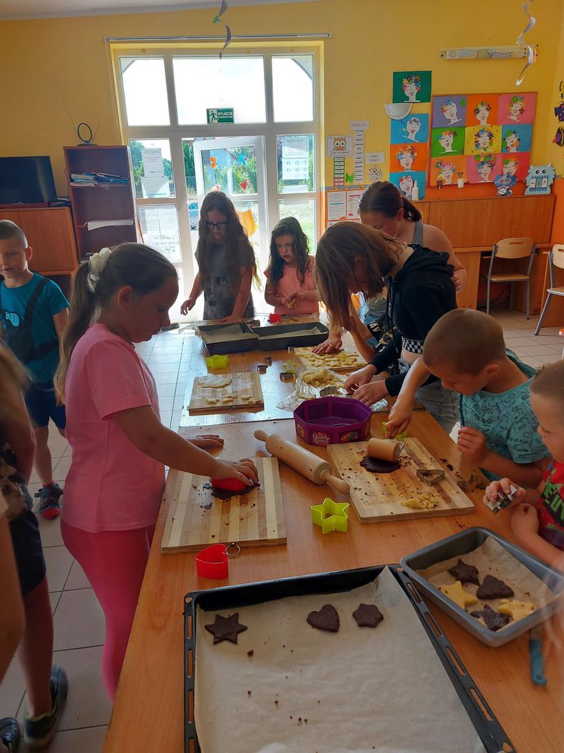 Wychowankowie z Placówki Wsparcia Dziennego w Laskach w trakcie samodzielnego robienia ciasteczek.