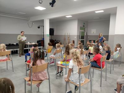 Dzieci z Malechowa i przedszkolaki przysłuchują się leśnikowi - Sylwii Raj podczas spotkania zorganizowanego w Świetlicy Kultury w Malechowie.