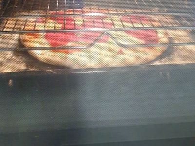 Pizza w piekarniku przygotowana przez dzieci w Świetlicy Kultury w Malechowie. 