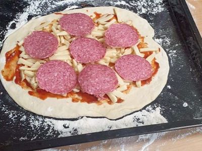 Pizza na blaszce gotowa do pieczenia.  