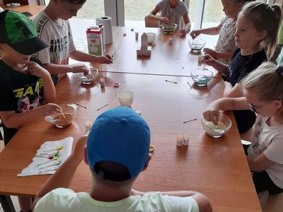 Dzieci z Placówki Wsparcia Dziennego w Sulechowie mieszają barwniki. 