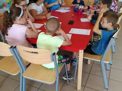 Dzieci z Placówki Wsparcia Dziennego w Laskach opowiadają, w jakim są nastroju podczas zajęć profilaktycznych.