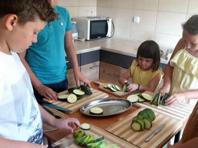 Dzieci z Placówki Wsparcia Dziennego w Kosierzewie podczas krojenia cukinii.