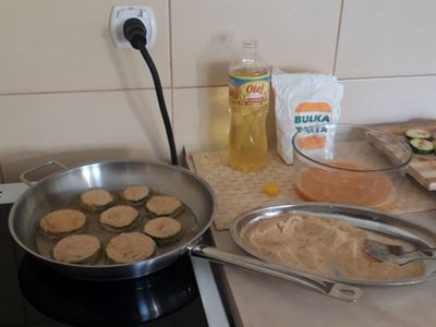 Krążki cukinii moczone w jajku, obtoczone w bułce tartej przygotowane przez dzieci z Placówki Wsparcia Dziennego w Kosierzewie.