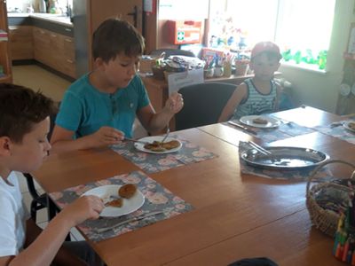 Wychowankowie  z Placówki Wsparcia Dziennego w Kosierzewie podczas konsumpcji smażonej cukinii.