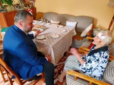 Wójt Radosław Nowakowski i 95-letnia Genowefa Góraj prowadzą rozmowę. 