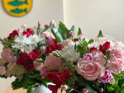 Dwa bukiety kwiatów przygotowane dla Jubilatek z gminy Malechowo. 