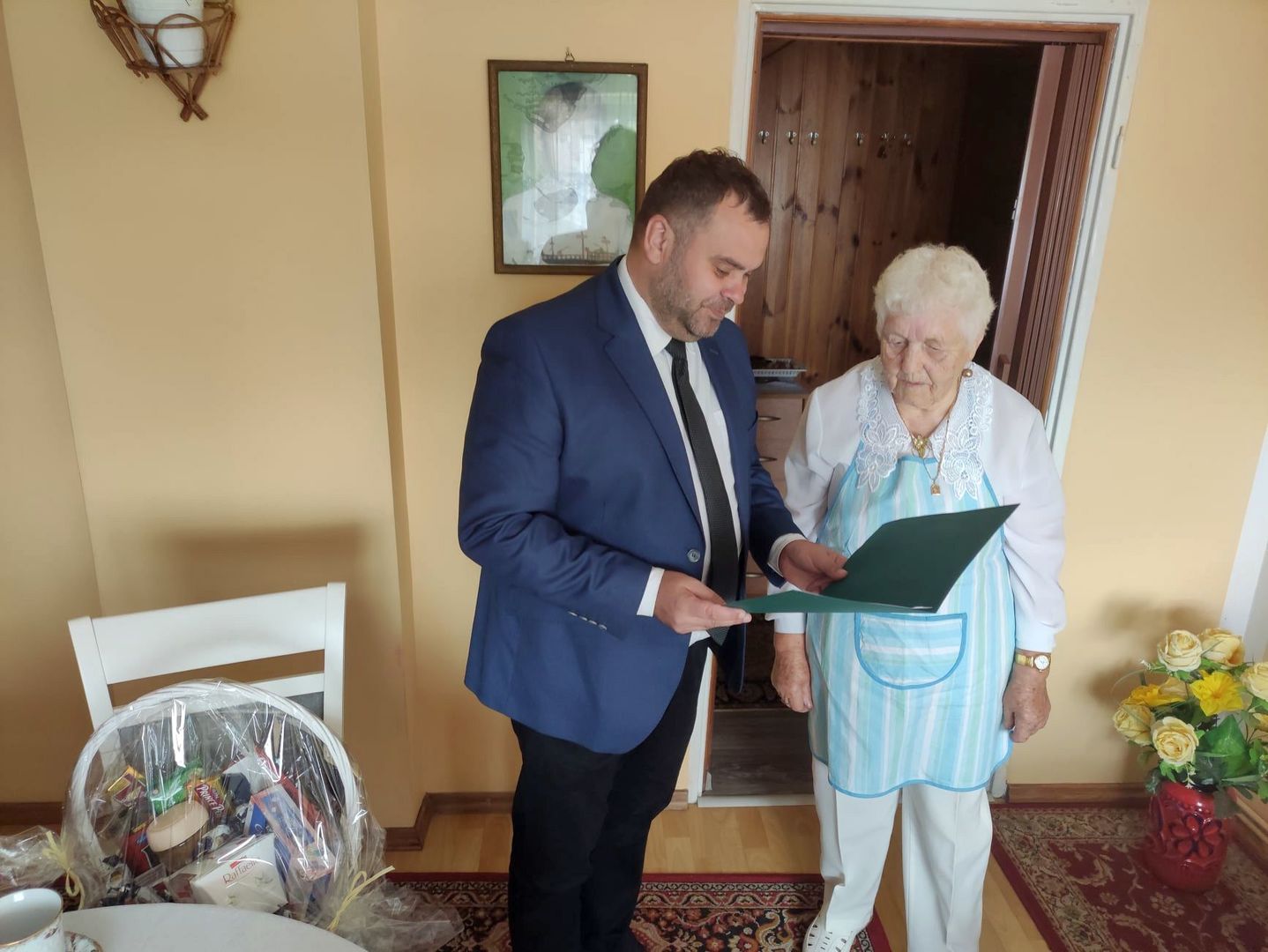 Wójt Radosław Nowakowski odczytuje list gratulacyjny 90-letniej Irenie Kosik z Kosierzewa.