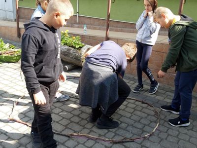 Wychowankowie z Placówki Wsparcia Dziennego w Kosierzewie podczas układania serca. 