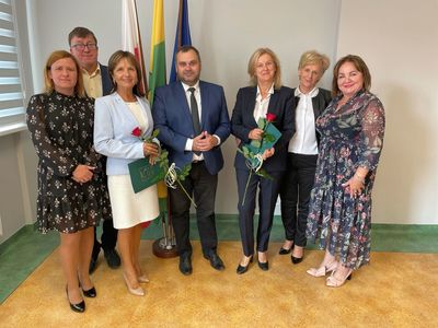 Kierownik Referatu Oświaty i Sportu - Karolina Chruszcz-Pietraszewska, dyrektorzy 4 placówek z gminy Malechowo, wójt Radosław Nowakowski oraz sekretarz Halina Skaza w sali konferencyjnej Urzędu Gminy Malechowo.