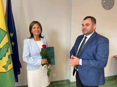 Dyrektor ZS Ostrowiec - Barbara z aktem przedłużenia powierzenia stanowiska i różą, którą wręczył jej wójt Radosław Nowakowski.