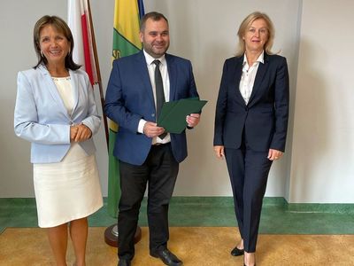 Dyrektor ZS Ostrowiec - Barbara Chylewska, wójt Radosław Nowakowski i dyrektor SP Lejkowo - Mirosława Turczyn. 