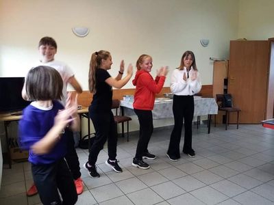 Pięć dziewczyn z Placówki Wsparcia Dziennego w Karwicach tańczy.