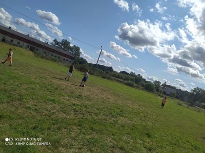 Dzieci z Placówki Wsparcia Dziennego w Laskach grają w piłkę.