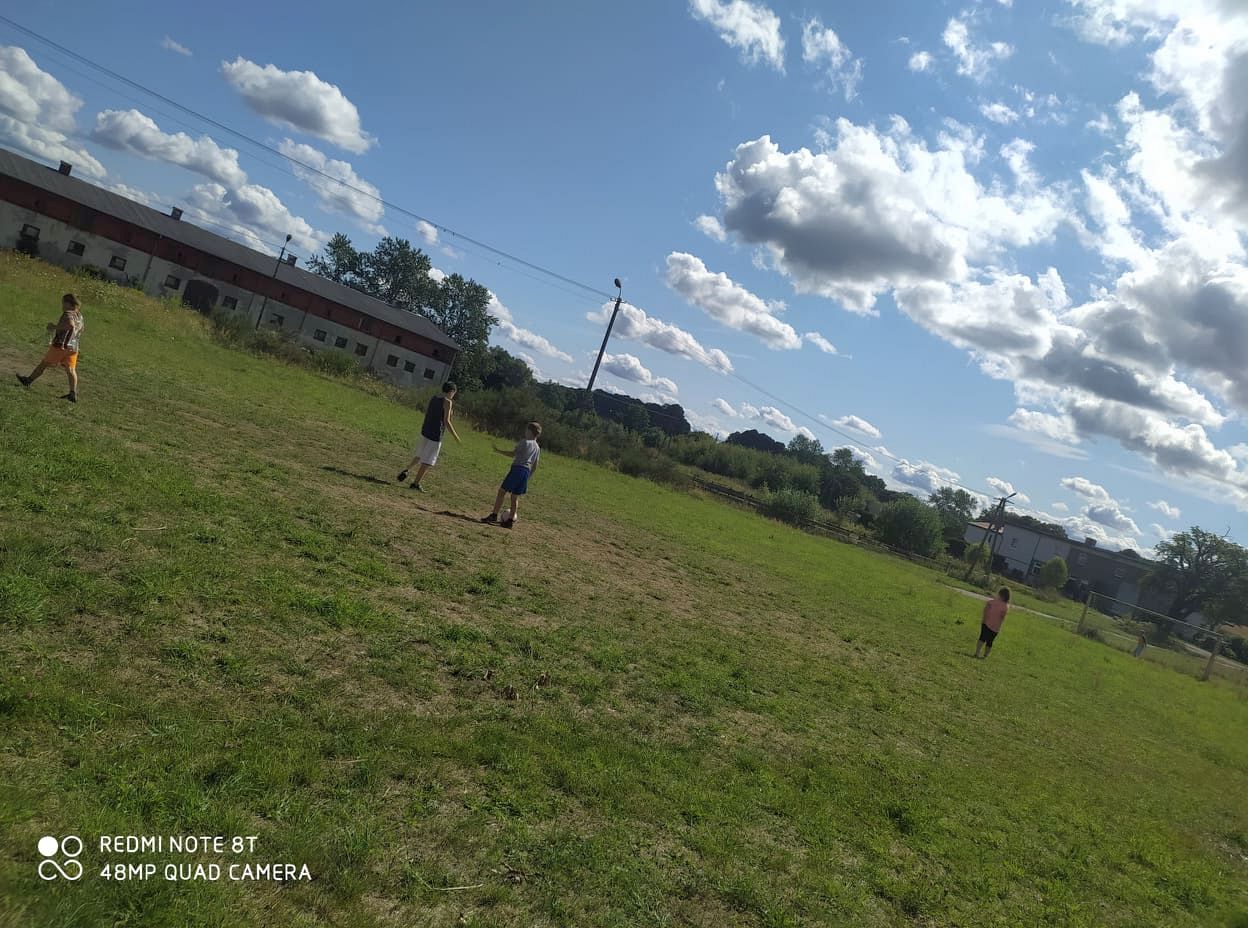 Dzieci z Placówki Wsparcia Dziennego w Laskach grają w piłkę.