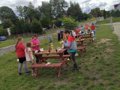 Dzieci obsypują się kolorowym proszkiem.

