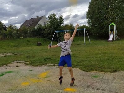 3.Chłopiec obsypany kolorowym proszkiem.