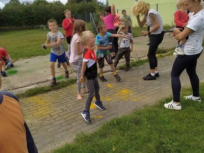 Dzieci obsypują się kolorowym proszkiem.